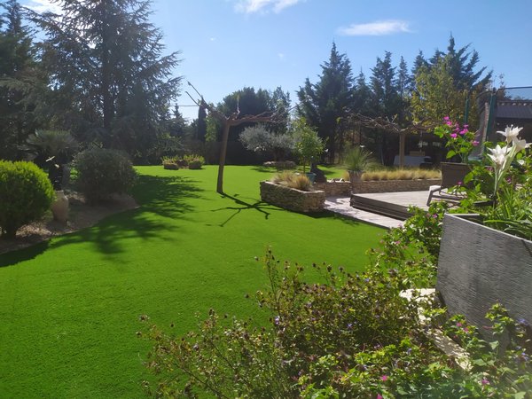 How Can You Create a Functional Potting Bench for Urban Gardening?